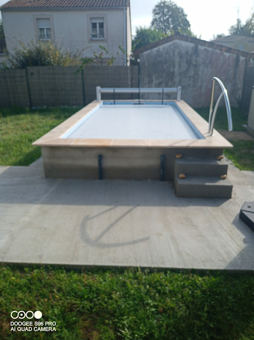 Piscine avec volet roulant fermé et aménagement extérieur