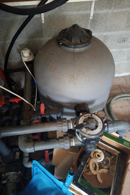 Filtre à sable piscine et vanne multivoies en local technique