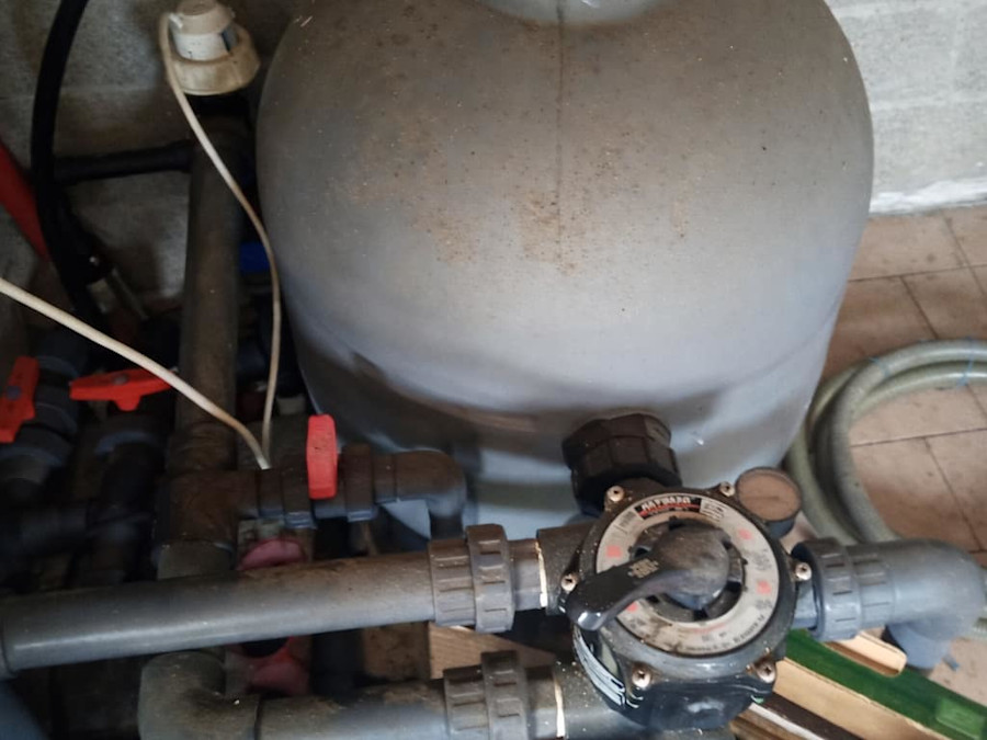Filtre à sable piscine et vanne multivoies en local technique
