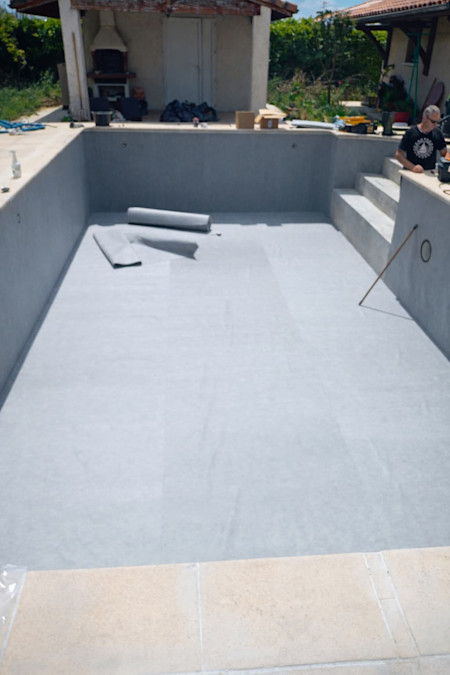 Pose liner piscine en cours de rénovation