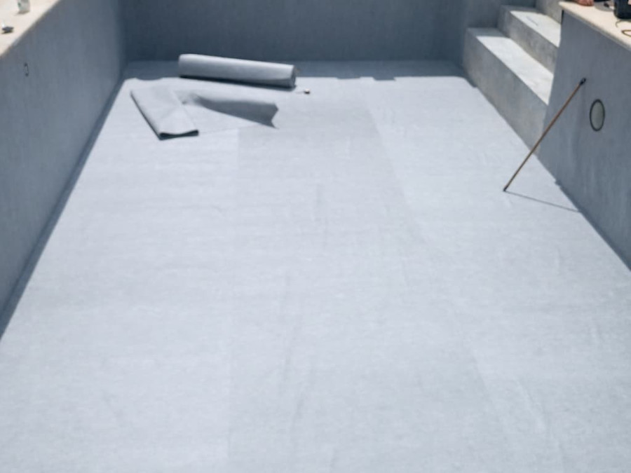 Pose liner piscine en cours de rénovation