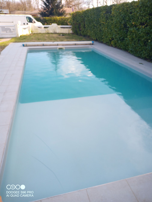 Piscine en cours de traitement avec eau en amélioration