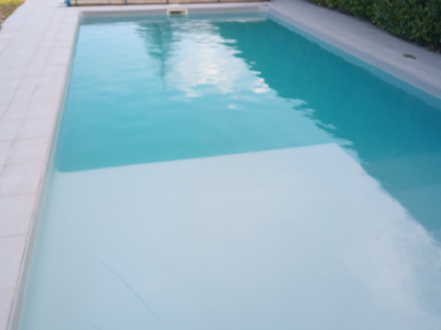 Piscine en cours de traitement avec eau en amélioration