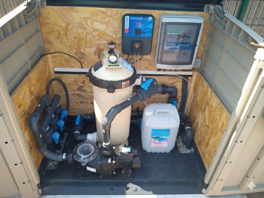 Local technique piscine compact avec filtration et traitement automatisé