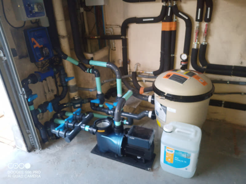 Local technique piscine optimisé avec filtration et traitement automatisé