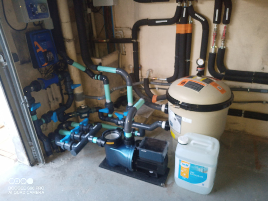 Local technique piscine optimisé avec filtration et traitement automatisé