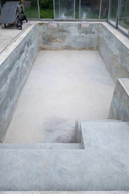 Préparation bassin piscine avant pose de revêtement