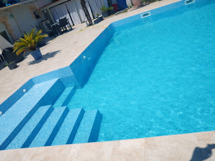 Résultat remplacement liner bleu texturé - grand bassin en L rempli avec escalier roman - Gironde