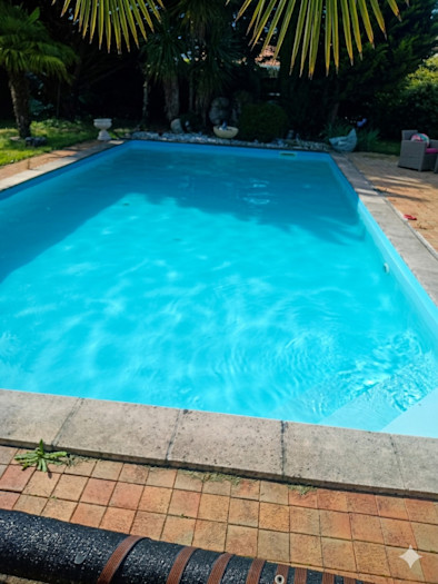 Piscine rénovée avec eau turquoise et filtration optimisée