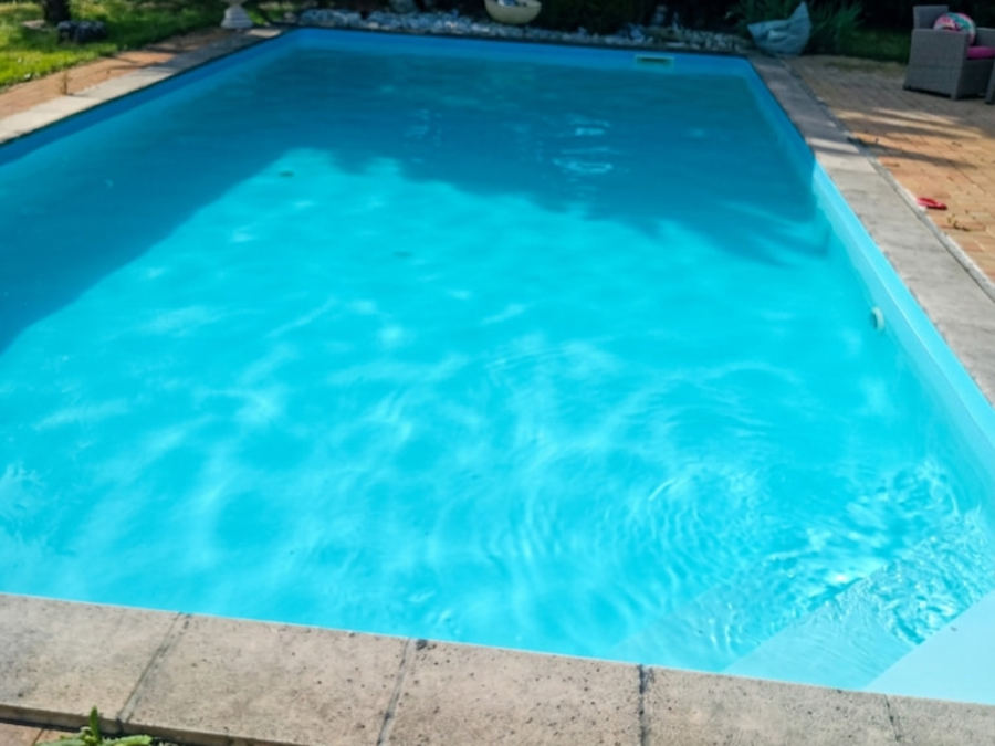 Piscine rénovée avec eau turquoise et filtration optimisée