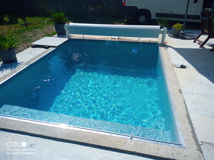 Piscine rénovée avec eau cristalline et système automatisé