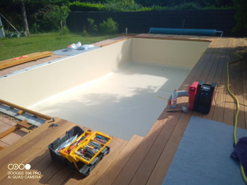 Rénovation piscine avec liner neuf et plage bois
