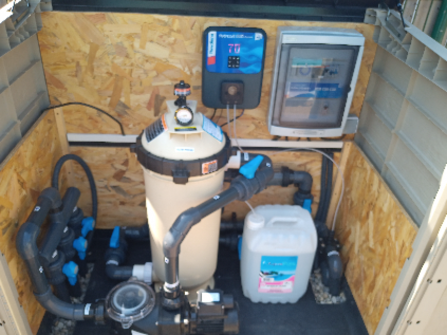 Photo d'un système de traitement eau piscine avec sel