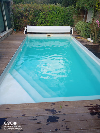 Piscine en cours de clarification après traitement