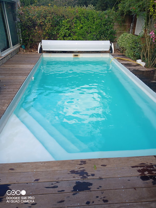 Piscine en cours de clarification après traitement