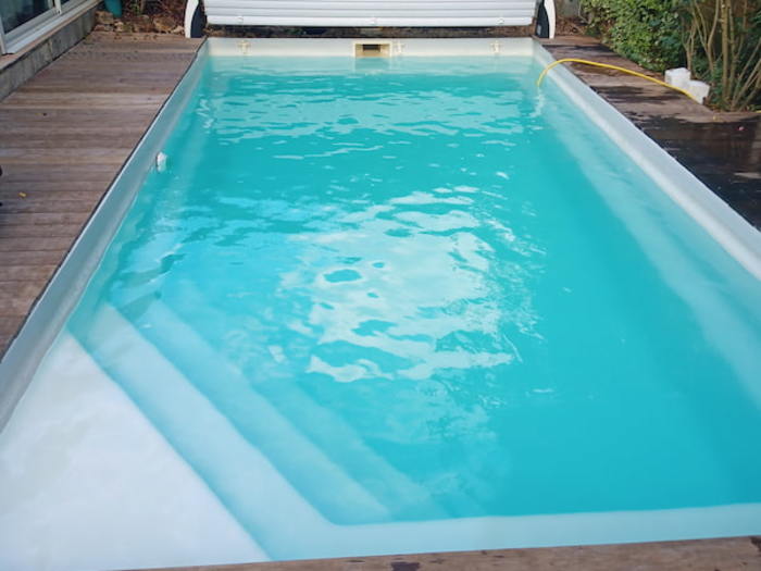 Piscine en cours de clarification après traitement