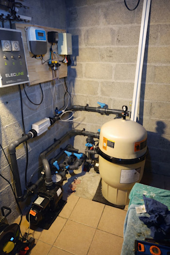 Local technique piscine avec pompe, filtration et automatisation