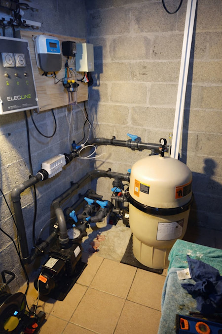 Local technique piscine avec pompe, filtration et automatisation