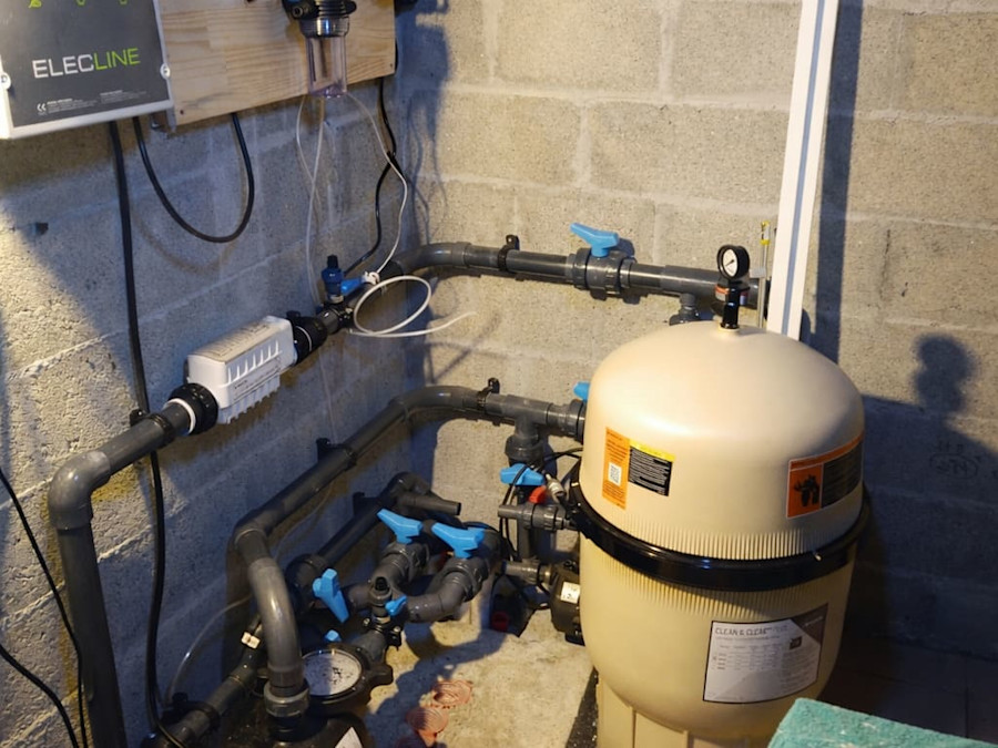 Local technique piscine avec pompe, filtration et automatisation