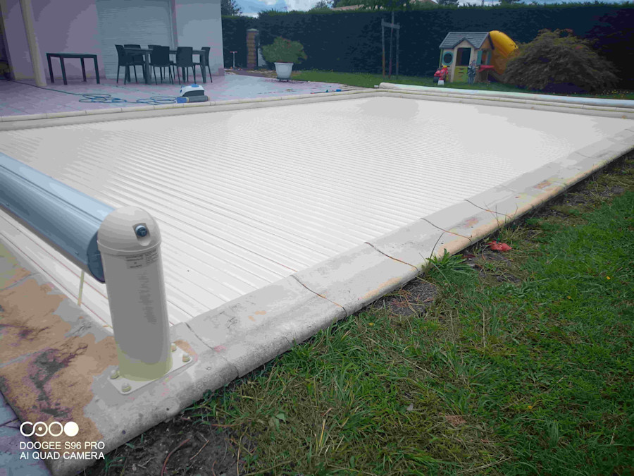 Volet roulant piscine fermé pour sécurité et protection