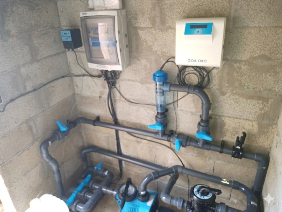 Local technique piscine avec électrolyseur et circuit hydraulique