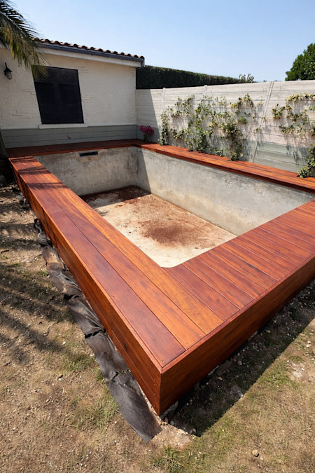 Pose terrasse bois exotique autour piscine maçonnée avant liner - Gironde