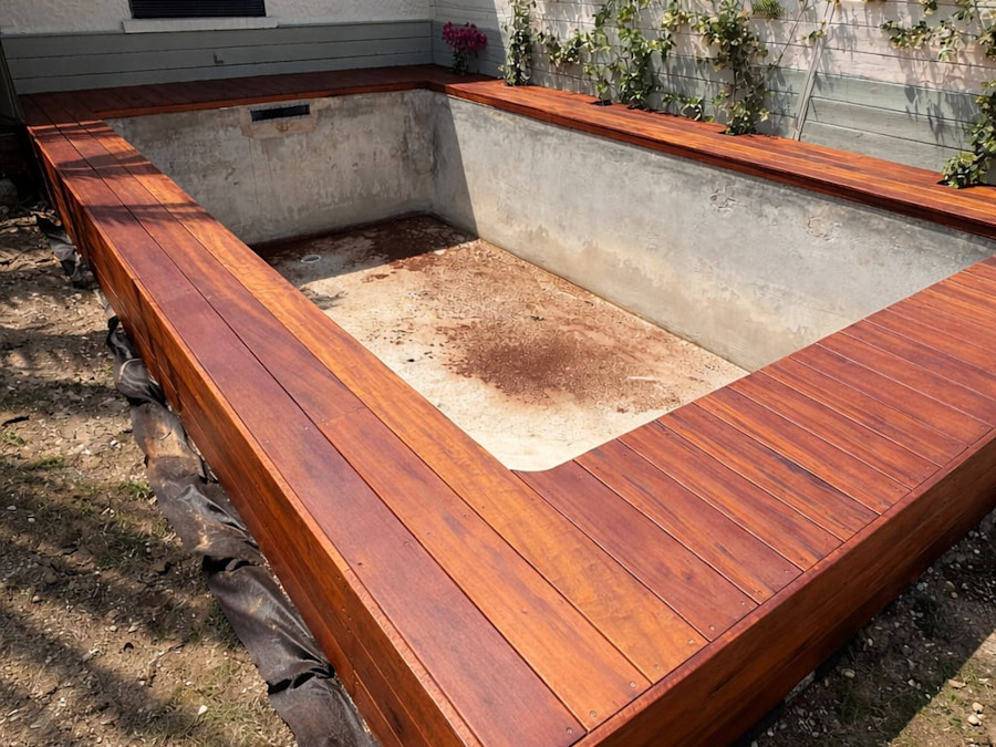 Pose terrasse bois exotique autour piscine maçonnée avant liner - Gironde