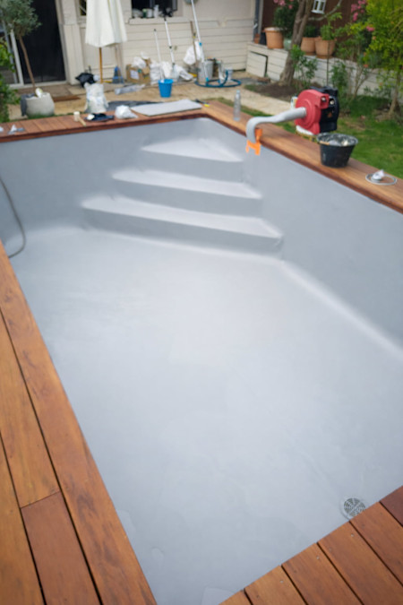 Pose du liner 90/100e gris - escalier roman intégré et terrasse bois exotique - chantier en Gironde