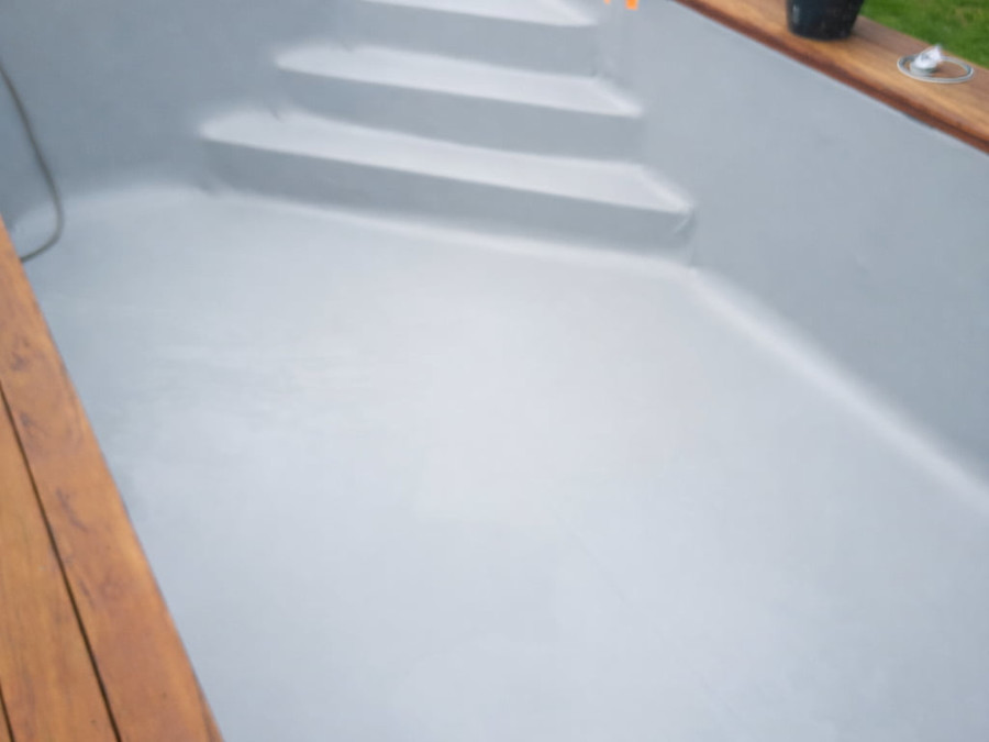 Pose du liner 90/100e gris - escalier roman intégré et terrasse bois exotique - chantier en Gironde