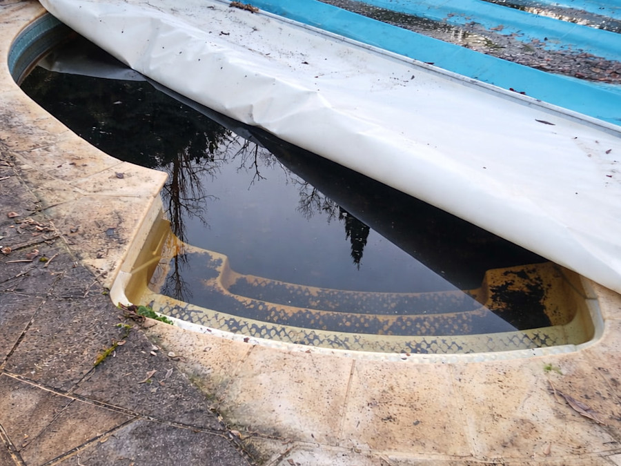 Piscine avant rénovation avec couverture dégradée