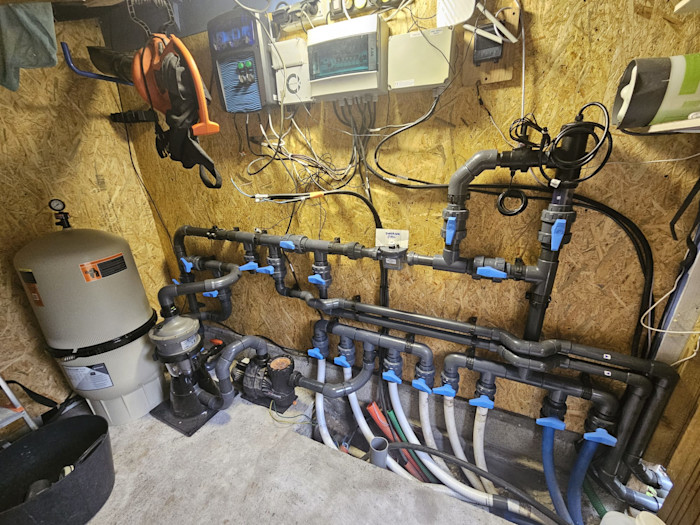 Local technique piscine rénové - filtration Hayward, électrolyseur et domotique Oklyn - Pessac