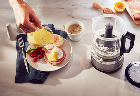 hollandaise-sauce-using-a-grey-food-chopper