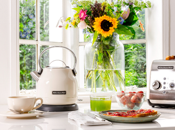cream-kettle-with-flowers