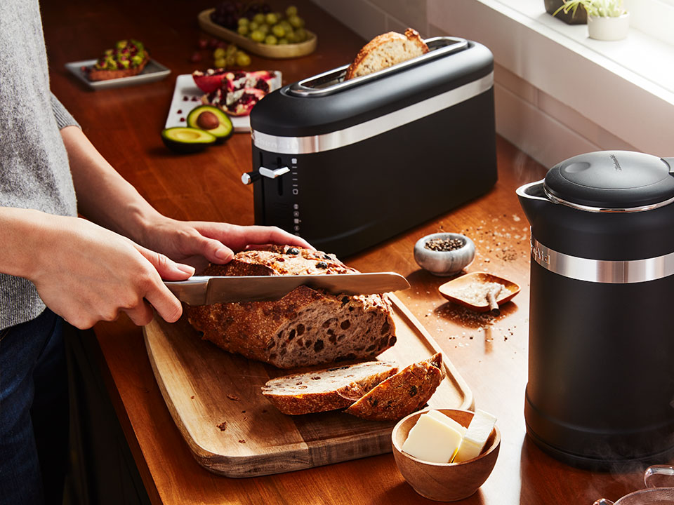 black-toaster-long-slot-1-slice-with-bread