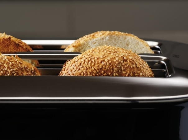 black-toaster-with-bagels