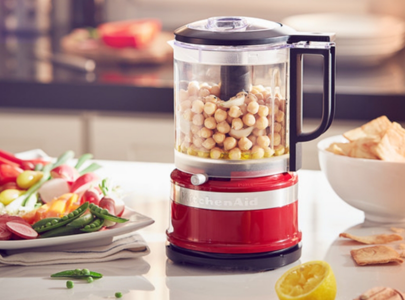 whisk-houmous-in-red-food-chopper