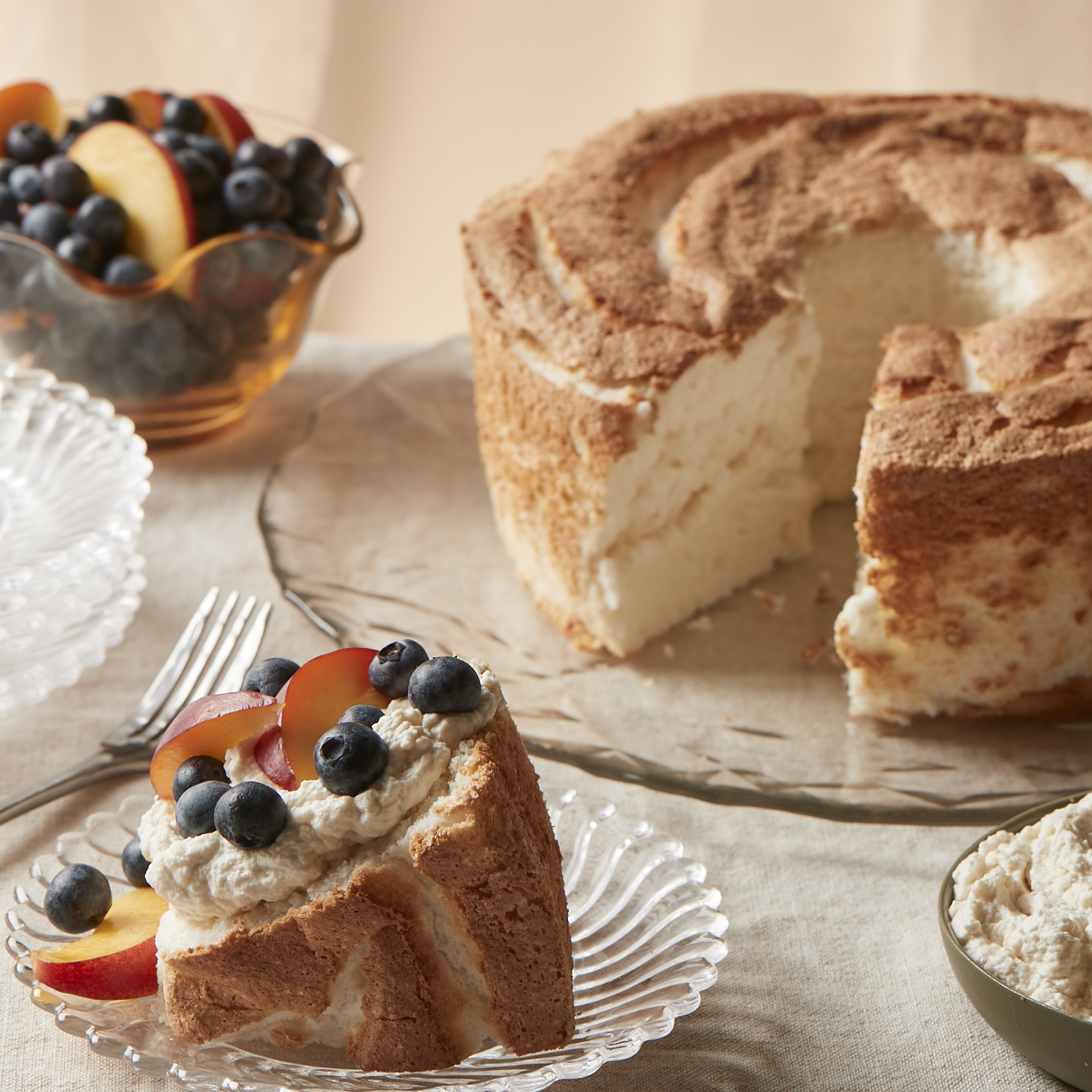 2dvaJDkxSwiVEuuurcF6_KitchenAid_Sifter_AngelFoodCake_Sliced_Square.jpg
