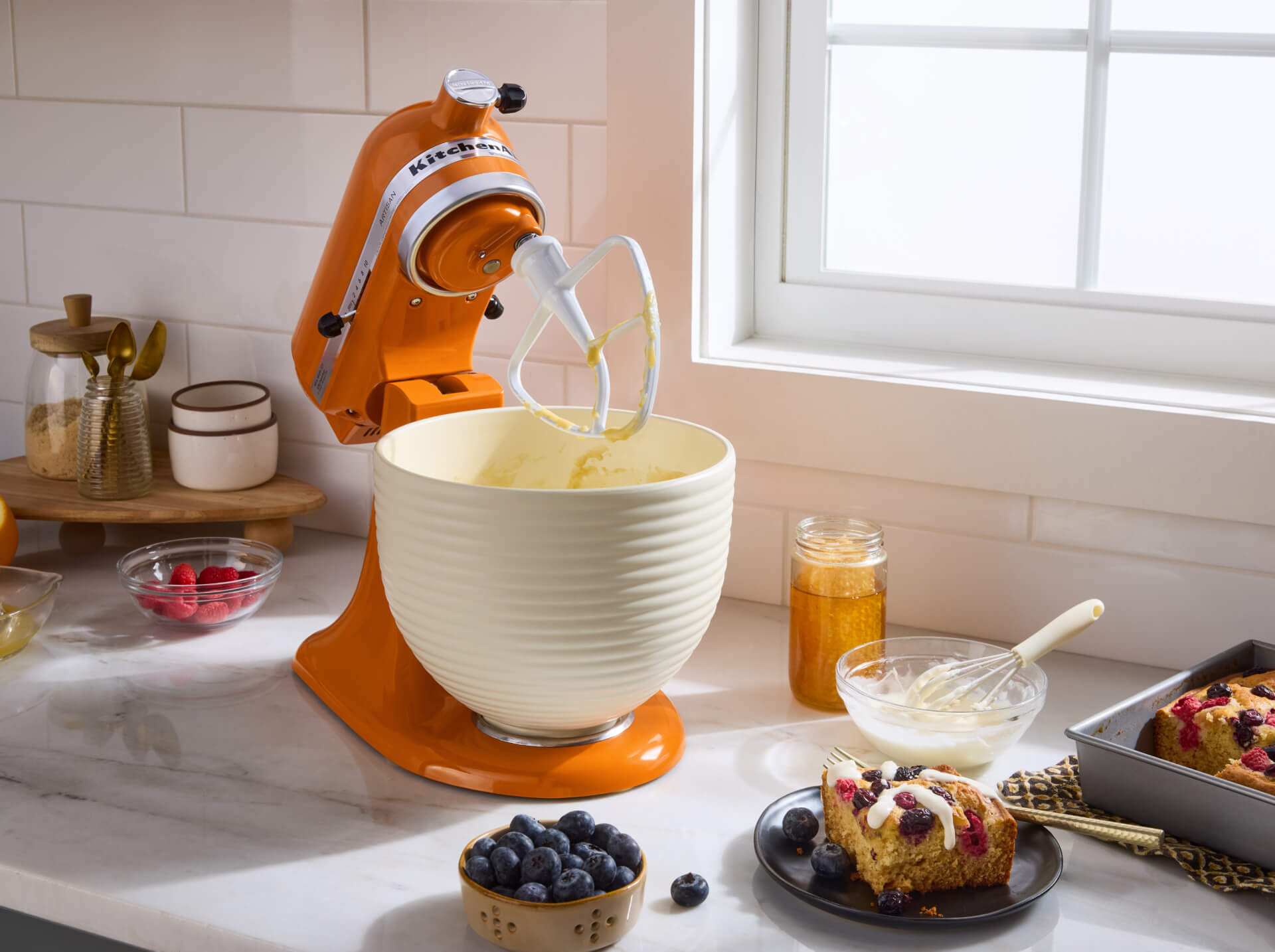 5 Quart Bee Hive Ceramic Bowl | KitchenAid US