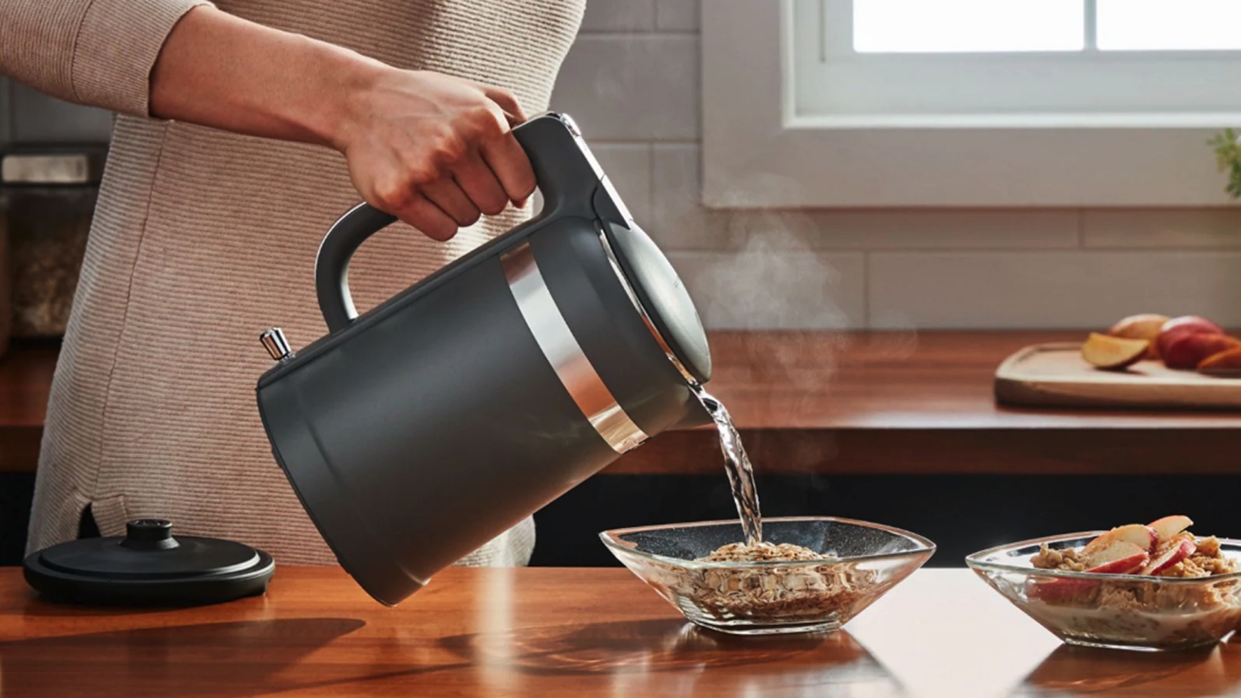 How to use an electric kettle and what to use it for hero