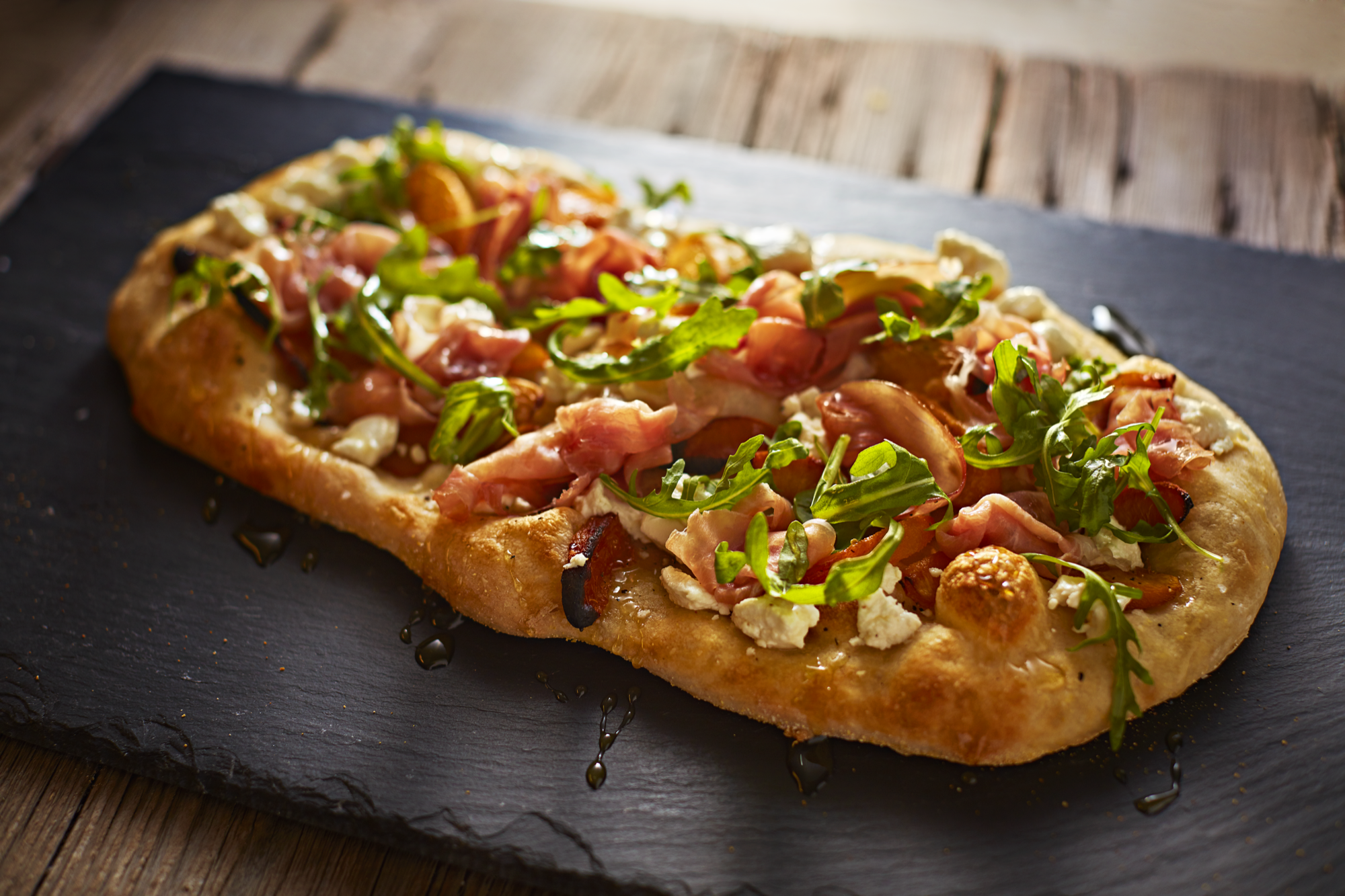 FA8HUyiQ0CEhTye7xihF_peach-and-prosciutto-flatbread_192z.png