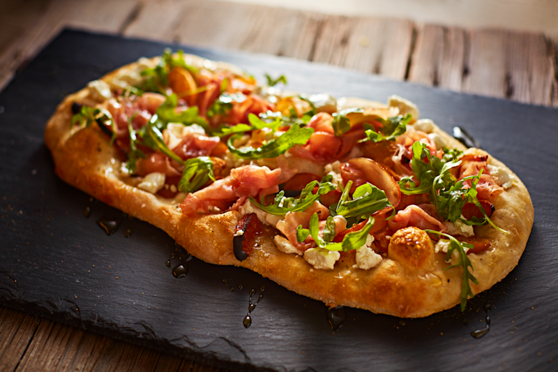 FA8HUyiQ0CEhTye7xihF_peach-and-prosciutto-flatbread_192z.png
