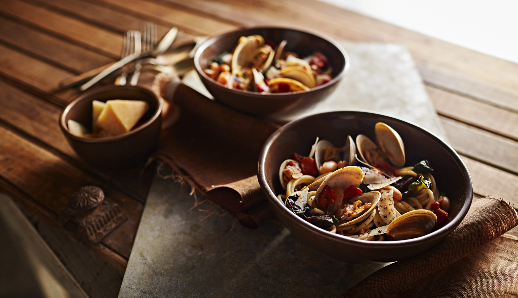 VfPX6OoRRAOmR3MOSB6L_steamed-clams-with-beans-and-greens_86z.png