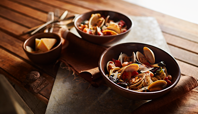 VfPX6OoRRAOmR3MOSB6L_steamed-clams-with-beans-and-greens_86z.png