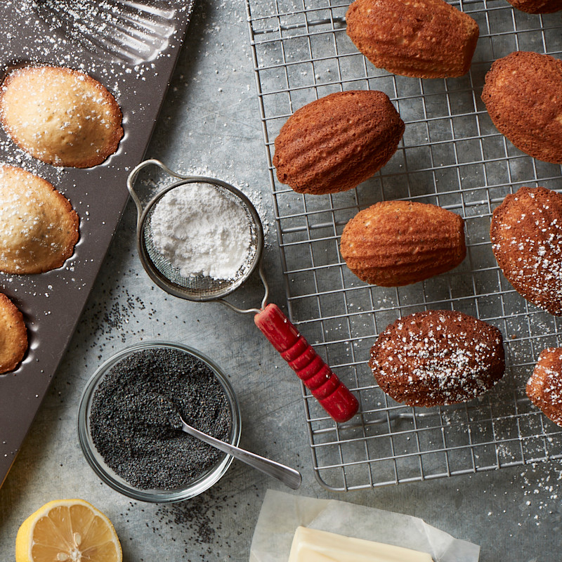 iFHQsXeSS9K4QES7bA9y_KitchenAid_Sifter_1663_Madelines_Square.jpg