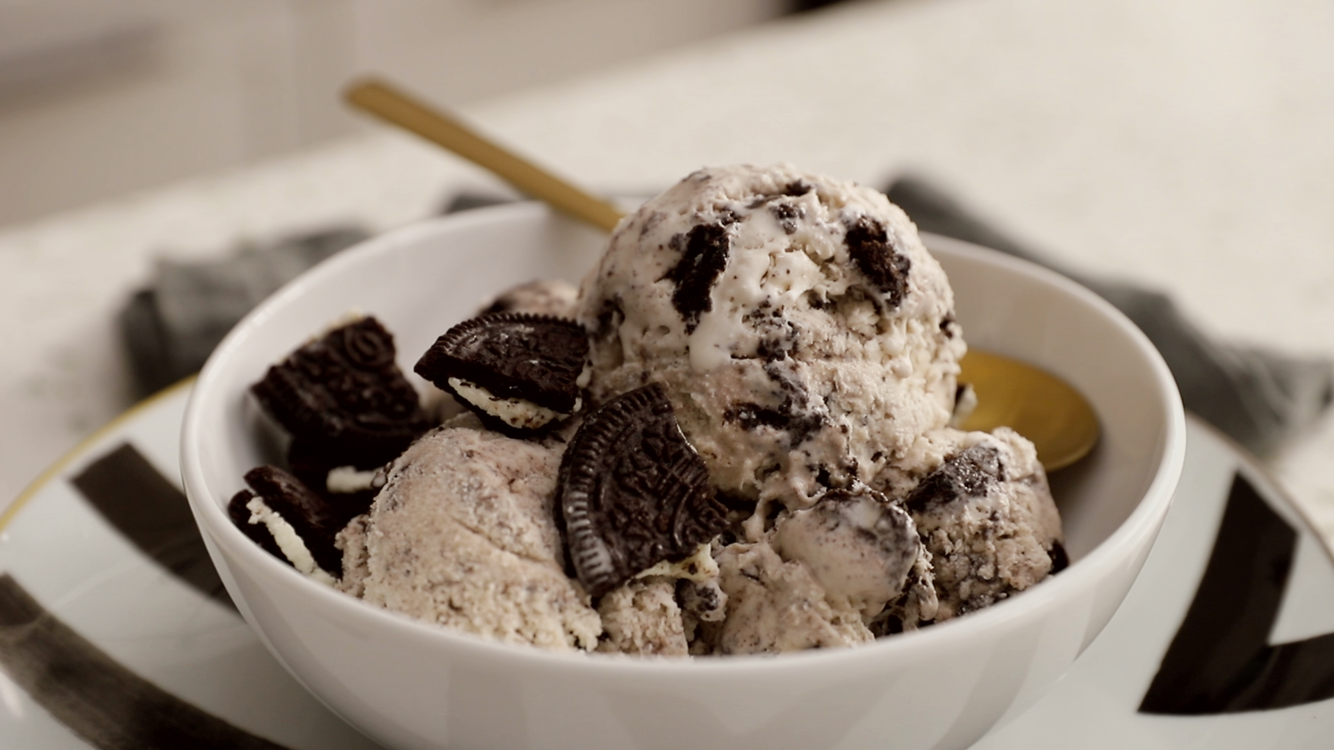 V3SlO9IeQIu9jilG3wm4_Hero_No_Cook_Cookies_and_Cream_Ice_Cream.00_00_05_14.Still001.png