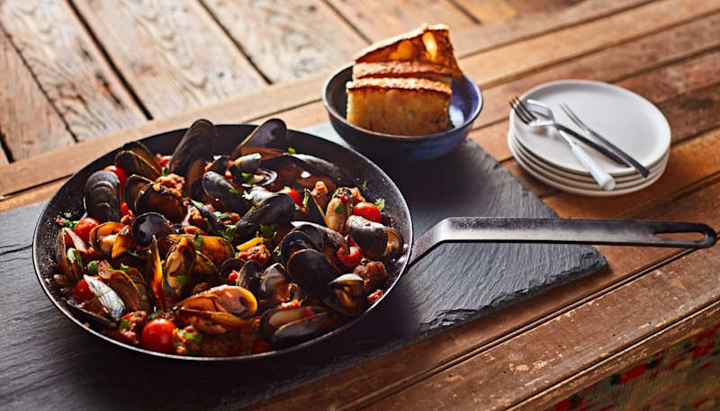 CnnHyfrSRCmJrSfF2t8w_mussels-and-sausage-in-garlic-tomato-broth_72z.png
