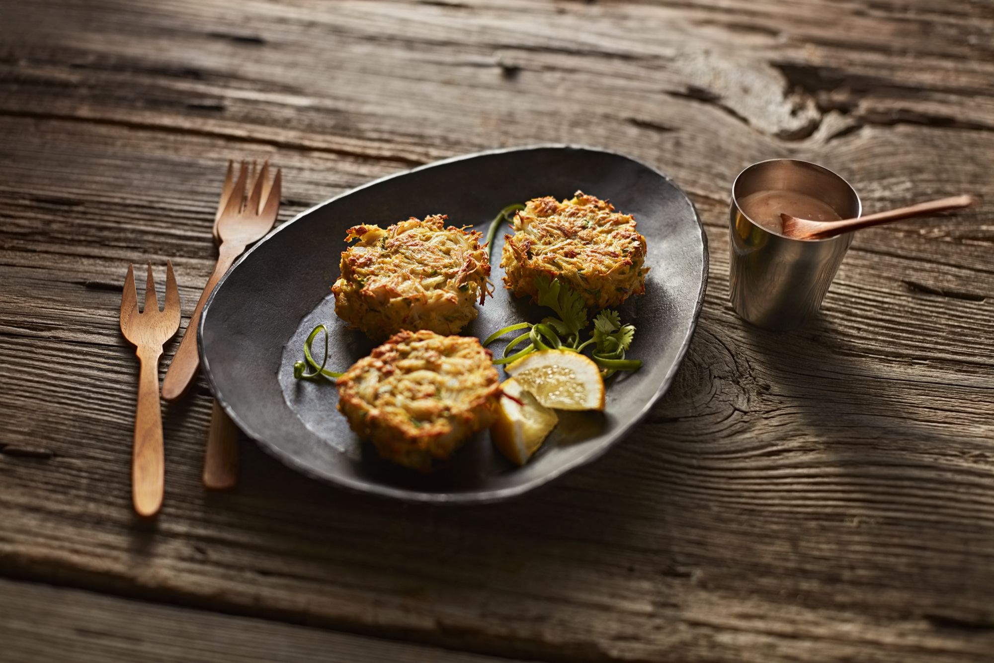 mBBvMJkYRwnis5lVPzAq_crab-cakes-and-spicy-remoulade-sauce_48z.png