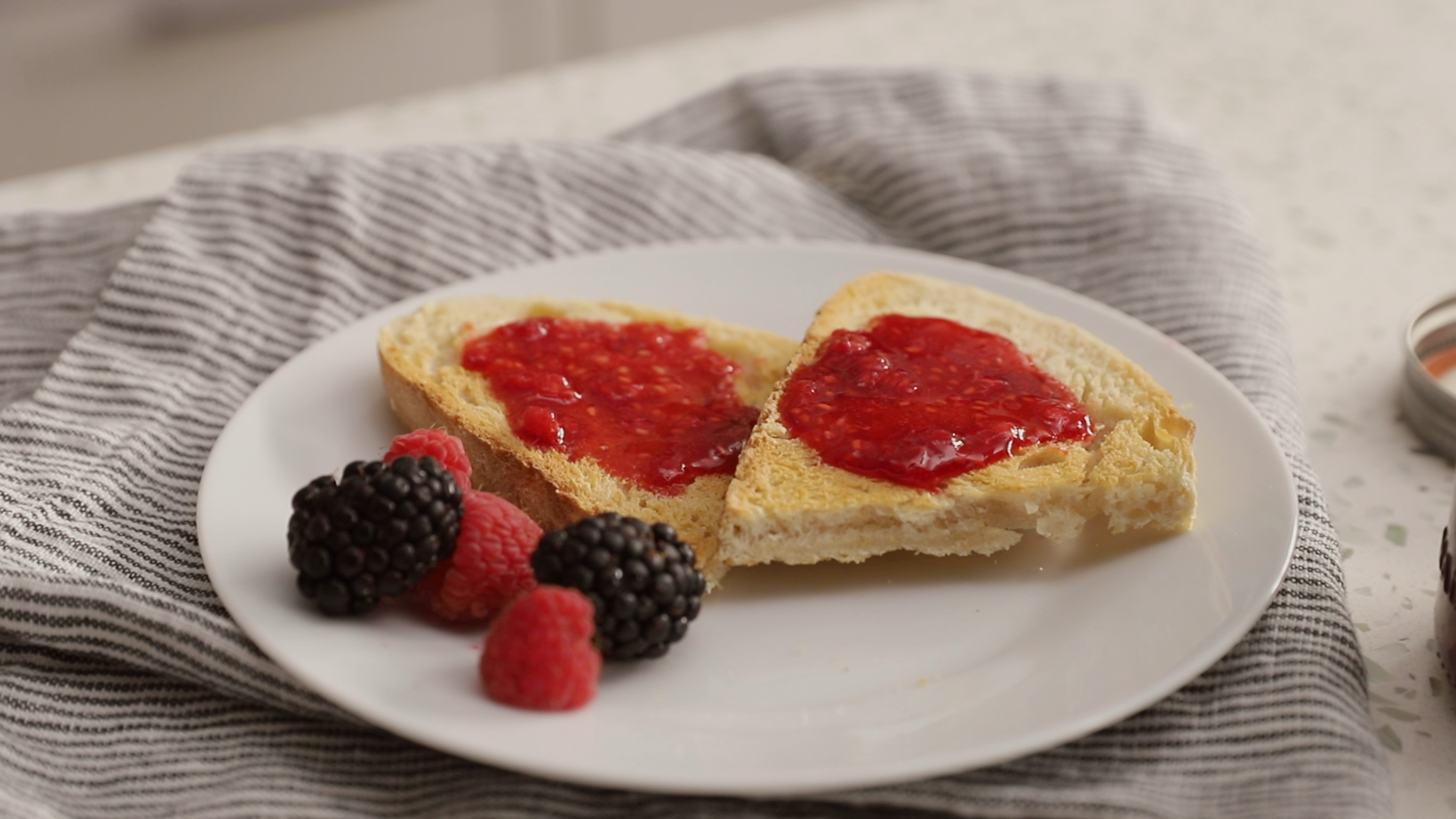hyP0y8aSRaBhNN2fo31A_Montage_Two_Berry_Freezer_Jam.00_00_00_00.Still001.png
