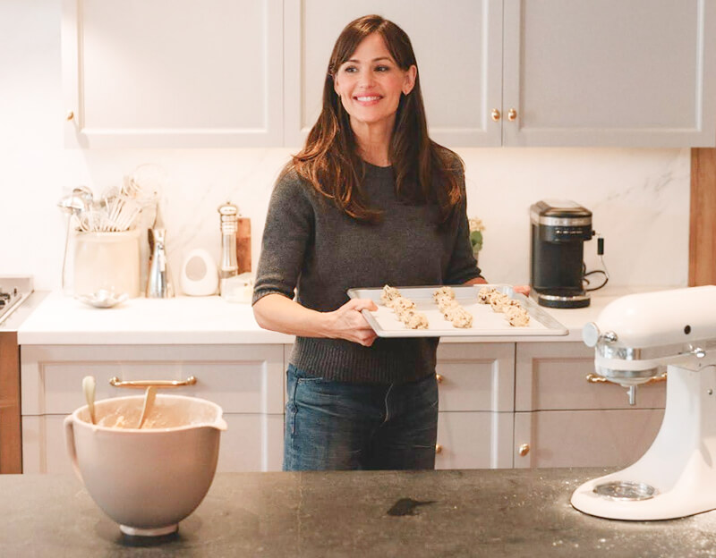 Celebrity Jennifer Garner with a tray of cookies, ready to go into the oven.