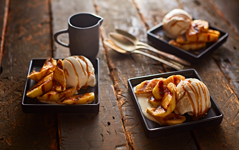 9I5FMvITRZ6MUDcshUFH_grilled-apples-with-ice-cream-and-caramel-drizzle_124z.png